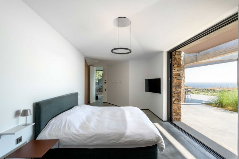 Es gibt vier Schlafzimmer, die alle nach Süden ausgerichtet sind.