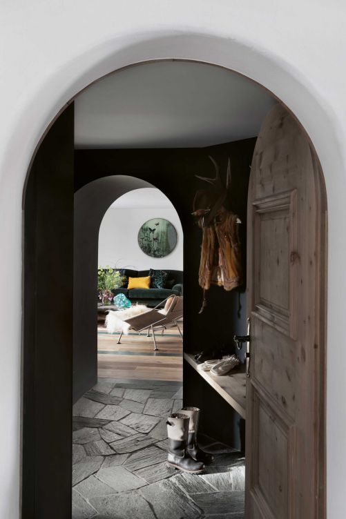 Die Segmentbögen der Türen wurden beibehalten und überwölben den Blick vom Eingangsbereich zum Wohnzimmer.