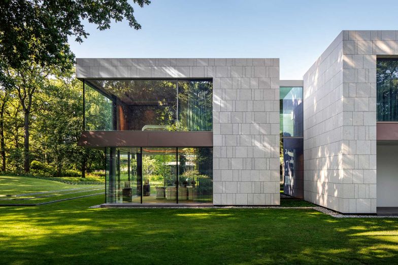 Die rahmenlosen Fenster des Schweizer Herstellers Sky-Frame lösen die Grenzen zwischen Innen und Aussen auf. Wie eine unsichtbare Membran verschmelzen die Glasflächen Wohnraum und Landschaft zu einer faszinierenden Einheit. Die Natur wird zum integralen Bestandteil des Interieurs, während sich die Architektur sanft in ihre Umgebung einfügt.