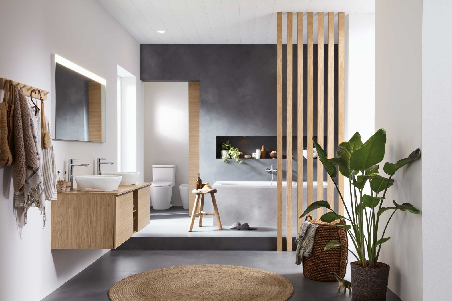 Holz vermittelt wegen seiner angenehmen Haptik und attraktiven Optik ein hohes Mass an Behaglichkeit. Deshalb wird es im Badezimmer gern eingesetzt, wie hier vom belgischen Designer Bertrand Lejoly, der für die geradlinigen Waschtischunterbauten und Halbhochschränke der Komplettbadserie «D-Neo» Eiche und Nussbaum verwendete. DURAVIT.COM