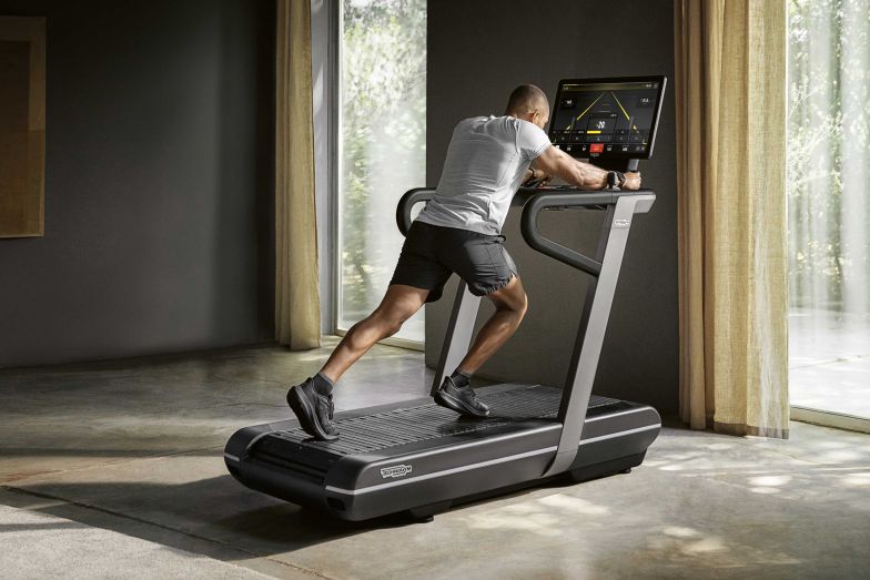 Neben geführten Sessions, virtuellen Outdoor-Trainings oder Übungen, die abseits des Laufbandes «Run» durchgeführt werden können, besteht sogar die Möglichkeit, Ausdauer- und Krafttraining zu kombinieren: Dank eines Widerstands von bis zu 55 kg werden Muskeltonus, Effizienz und Stabilität von Beinen, Bauch und Gesäss optimal trainiert. TECHNOGYM.COM