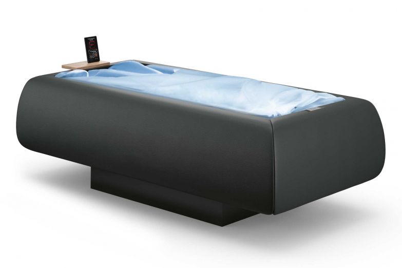 Statt Eisbaden im Freien lassen sich die Vorteile einer Kältetherapie nun auch bequem zu Hause genies-sen, ohne dabei nass zu werden: Beim «Zerobody Cryo» wird der Körper von einer Membran umhüllt und vereint die angenehme Kälteeinwirkung von vier bis sechs Grad mit dem Komfort des Dry Floatings. Design: Cristiano Mino. STARPOOL.IT