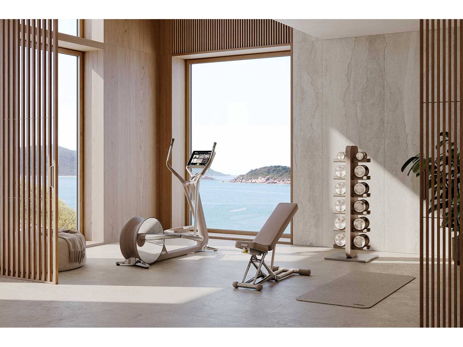 Weniger Studio, mehr Wohnraum: In der Ausführung Sand-Stone verbinden die Fitnessgeräte mineralisch wirkende Flächen mit warmen Metalltönen und Elementen aus Naturmaterialien. TECHNOGYM.