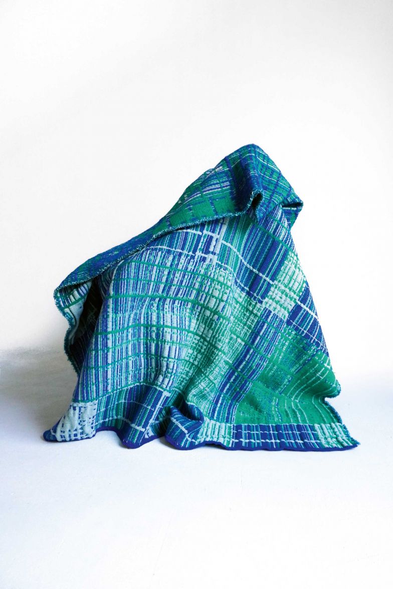 Im Textildesign hat Emma Terweduwe ihren Weg gefunden, grafisches Design mit der traditionellen Technik des Jacquard-Webens zu verbinden. Durch die Bearbeitung des Gewebes verändern sich die Materialien, knittern, schrumpfen und verformen sich. Der dreidimensionale Charakter verleiht auch dem Webstoff «Gradient» eine besonders griffige Textur. EMMATERWEDUWE.COM