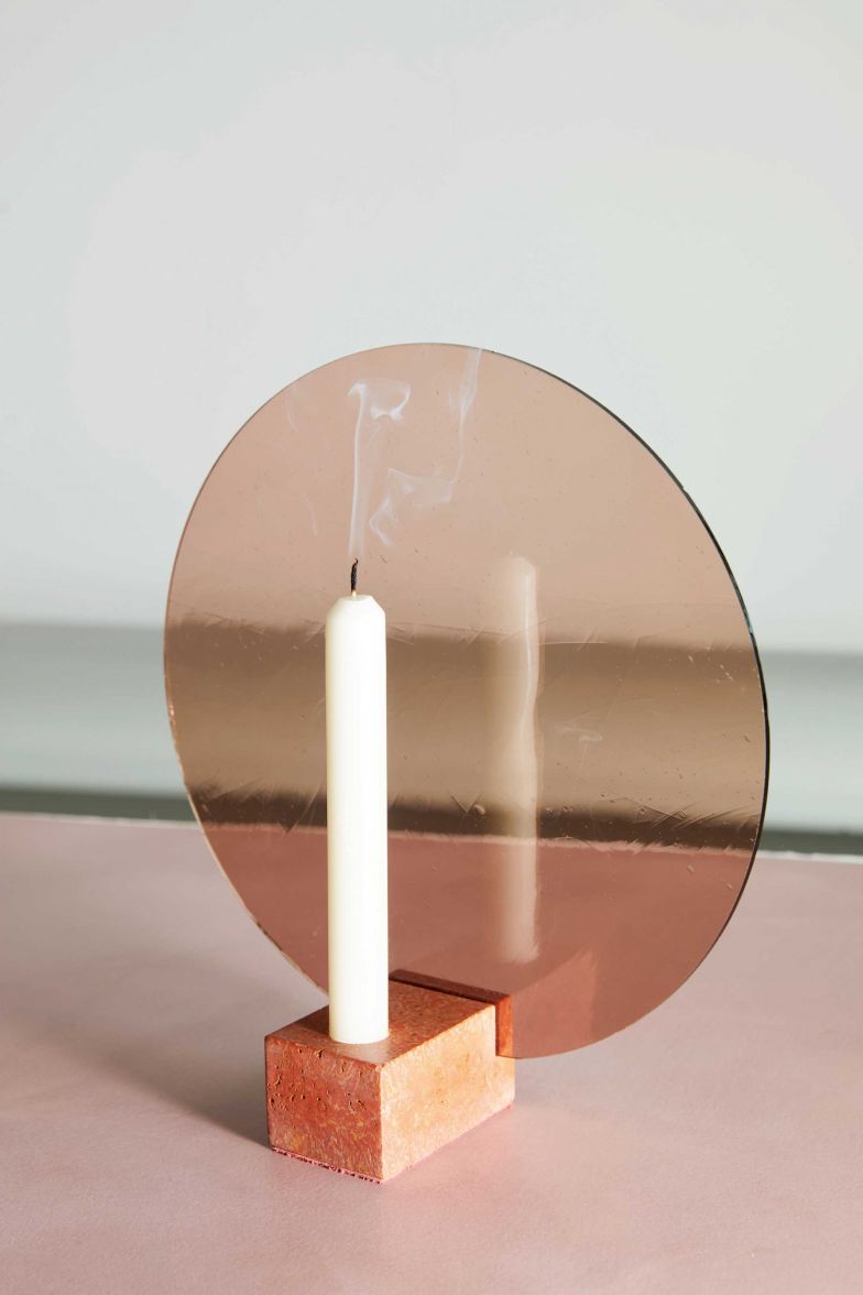 Eva De Smet und Jan Vandekerckhove versuchen in ihrer Arbeit, Einfachheit und Ausdruck ins Gleichgewicht zu bringen. So sorgt ein an sich schlichtes Objekt wie der Kerzenhalter «Aureool» aus Natursteinresten und farbigem mundgeblasenem Glas für eine grosse Wirkung im Raum. Foto: Nathalie Samain. STUDIOMATTA.BE