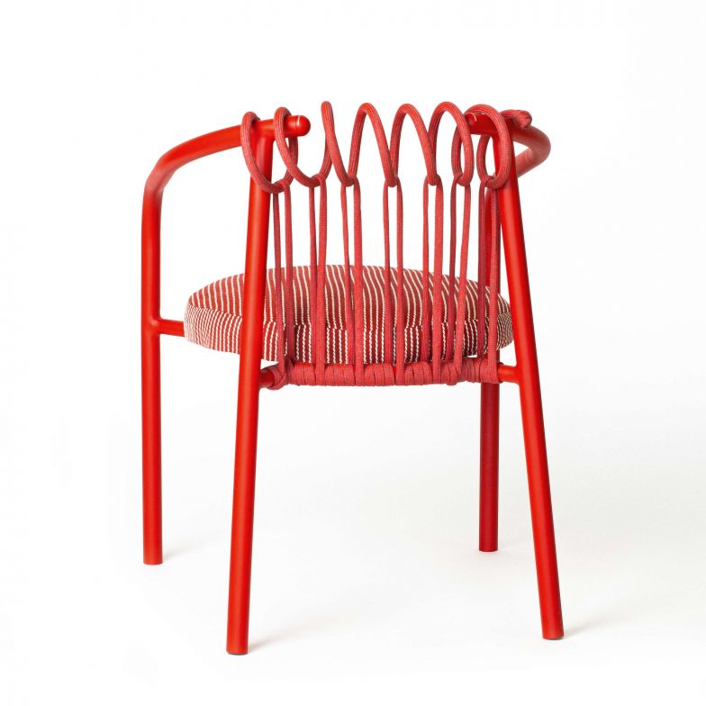 Zwei kreative Brüder, eine Leidenschaft: Die Mexikaner Alán und Ayrton Miranda arbeiten als Designer Hand in Hand und entwerfen unter dem Namen Ayrton Miranda Studio ungewöhnliche Objekte und Designs: Der robuste Outdoorsessel «Fusilli Chair» beispielsweise sticht durch eine spiralförmige Lehne hervor. Foto: Oudfilms. AYRTONMIRANDA.COM