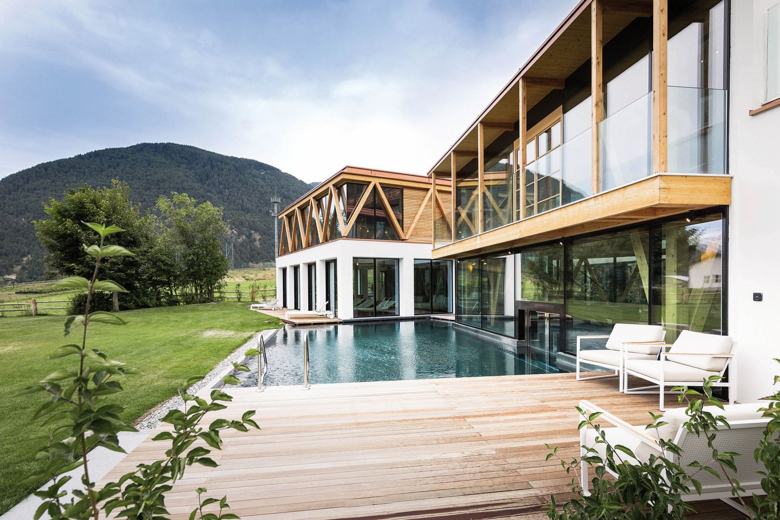 Der Garberhof in der südtiroler Ortschaft Mals ist bekannt für seinen grossen Wellnessbereich, der Sauna- und Relaxhaus, Innen- und Aussenpool sowie den grössten Hotel-Hamam Italiens umfasst. Seit den Neu- und Umbauarbeiten im Jahr 2017 ist das Design des Hotels von südtiroler Flair und moderner Eleganz geprägt. 