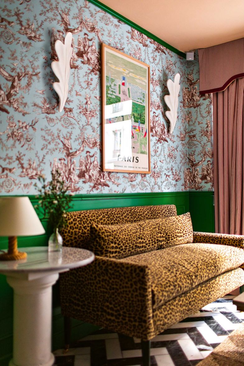 Das Pariser Hotel Les Deux Gares ist Luke Edward Halls erste Hoteleinrichtung, und wenn es nach ihm geht, nicht die letzte. 