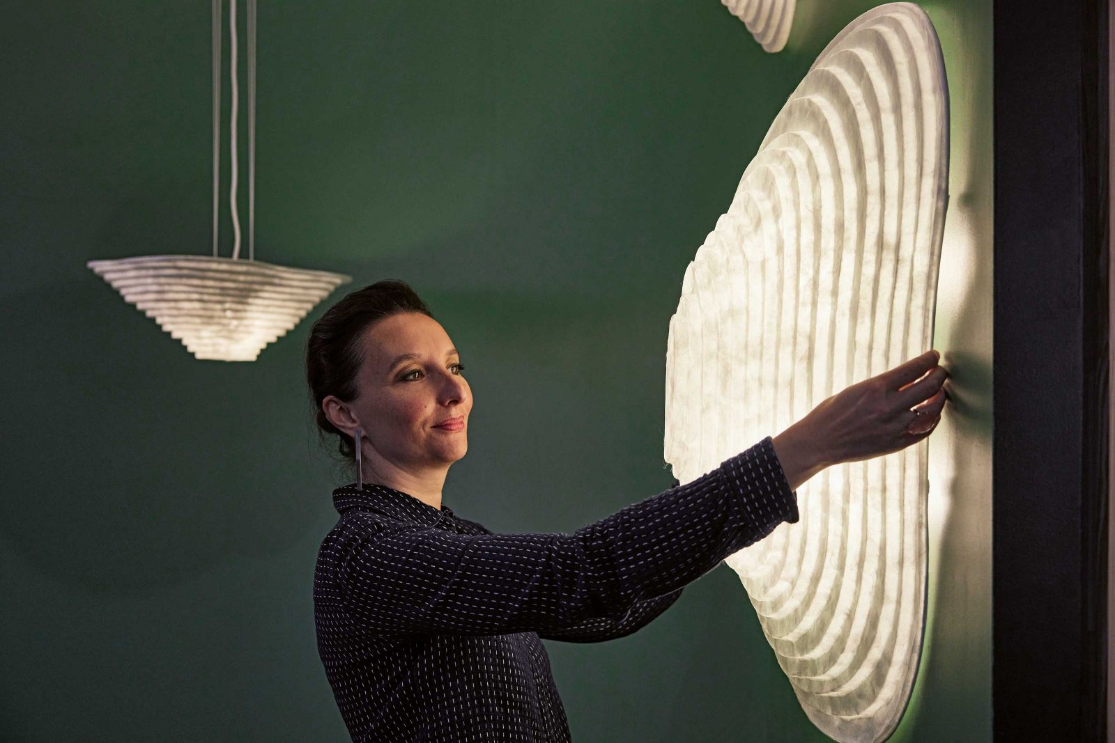 Eine französische Manufaktur, die ungewebte Seide herstellt, inspirierte Elise Fouin zur Leuchtenserie «Nébulis». Diese Serie entstand aus einem einzigartigen Zusammentreffen natürlicher Prozesse mit Handwerkskunst und Innovation – Elemente, die der Designerin allesamt am Herzen liegen. Foto: Francis Amiand. 