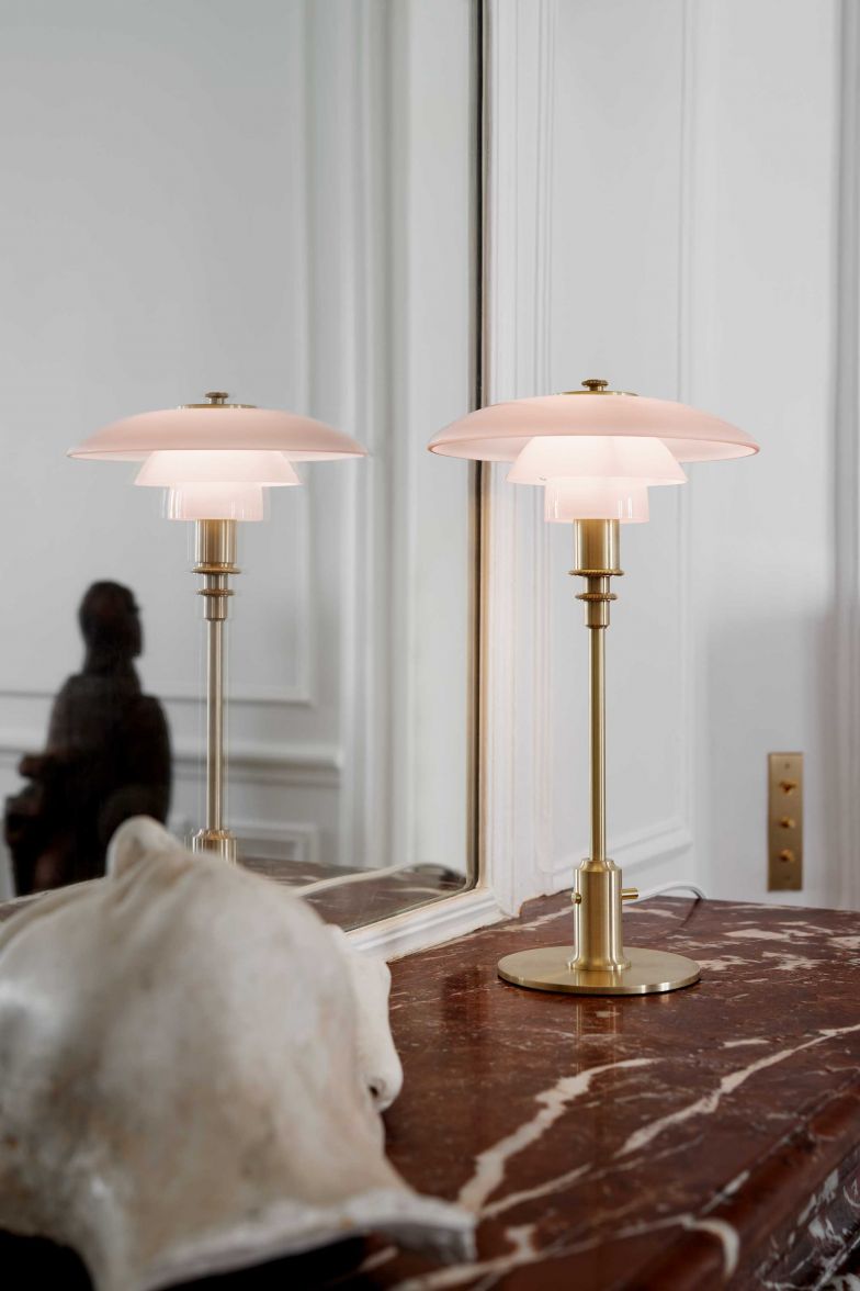 Die kleine Tischleuchte «PH 2/1 Pale Rose» setzt ihre Umgebung mit einem sehr dezenten, blassrosa Lichtschein in Szene und schafft um sich herum ein modernes Ambiente. Wie die ursprüngliche Leuchte ist die «PH 2/1» in exquisitem matten Messing mit dem charakteristischen Schnurschalter erhältlich.