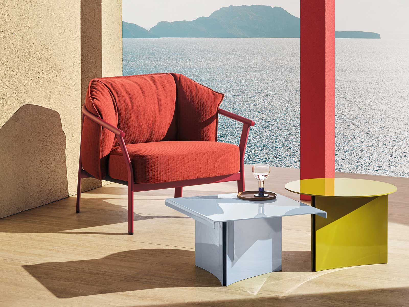 «Estratto» ist eine Kollektion mit Tischchen und Konsolen aus Aluminium für den Innen- und auch Aussenbereich, die das Studio Formafantasma für Pedrali entworfen hat. Foto: Omar Sartor.