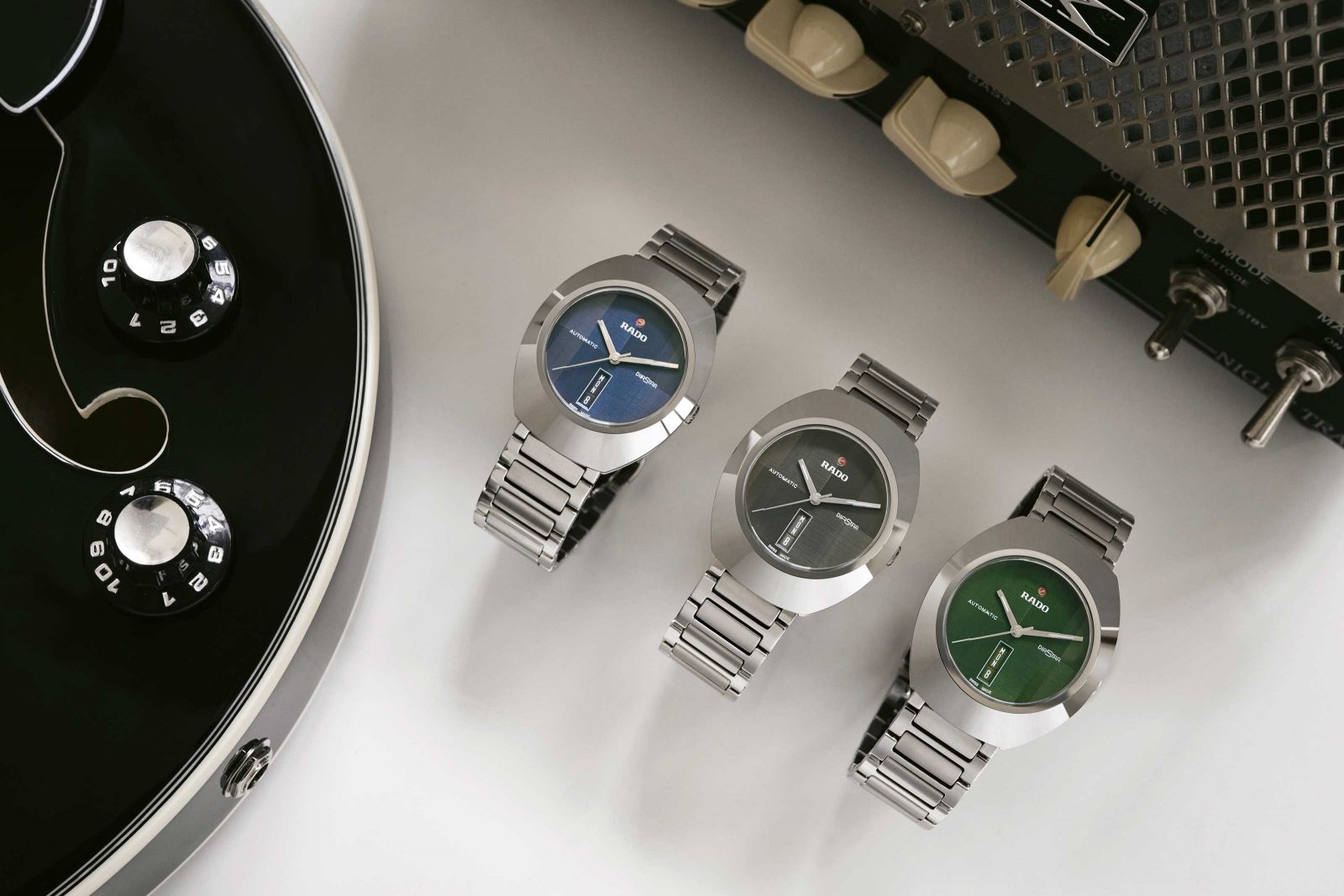 Die Jubiläumsversion wird von drei neuen «Rado DiaStar Original»-Varianten flankiert, deren Lünetten aus poliertem Ceramos bestehen.
