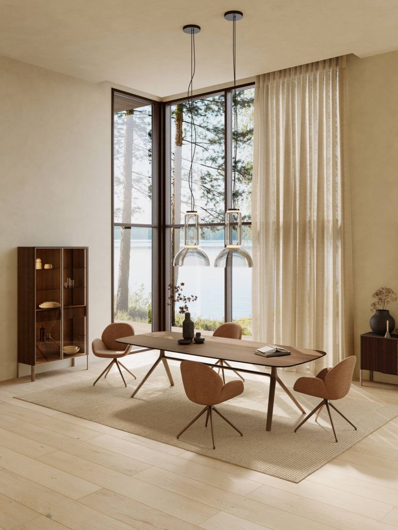 Das Herzstück der Kollektion «Nya» bilden Tisch und Stühle der Berliner Designerin Stephanie Jasny. Ihren Entwürfen liegen Bilder aus der Natur zugrunde, etwa eine sich verzweigende Astgabel oder das fächerartige Blatt eines Ginkgos.