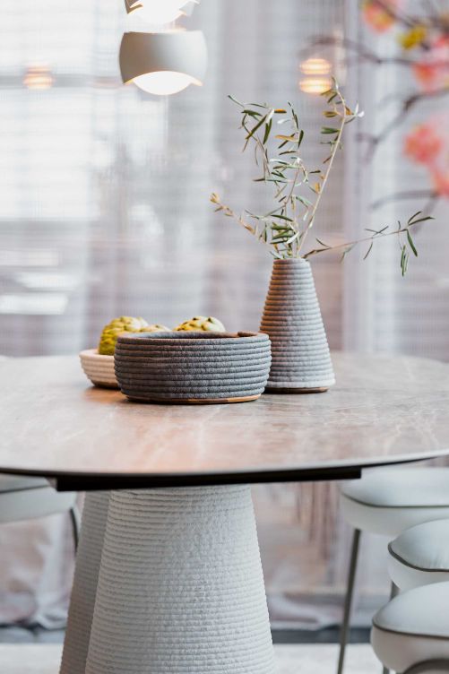 Die Tischfamilie «Coral» von Designer Rainer Bachschmid basiert auf einem Fuss aus 3D-gedrucktem Beton. Schicht für Schicht entsteht eine charakteristische Rillenstruktur, die komplexe Formen ermöglicht. Gleichzeitig reduziert das Verfahren den Materialeinsatz auf das notwendige Mass. Foto: Felder Photography.