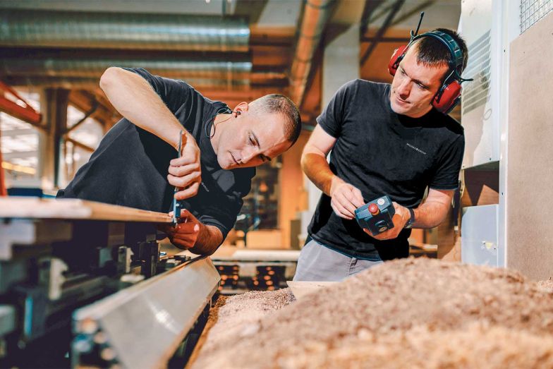 Neben den Lagerbeständen an amerikanischem Nussbaum und euro­päischer Eiche verarbeitet die Manufaktur auf Wunsch auch andere Holzarten wie Esche oder Kirschbaum sowie spezielle Plattenlängen und Maserungen. Das Massivholz wird mit viel Know-how von Hand bearbeitet.