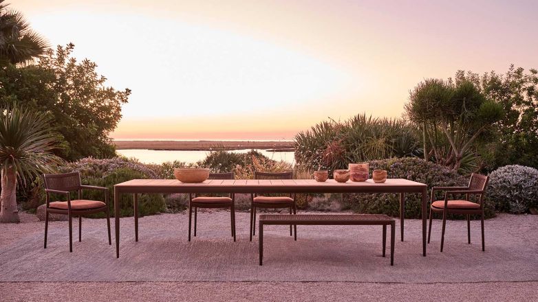 Komfort und Natürlichkeit in puristischem Design. Willkommen zum souveränen Dining-Genuss im Freien: NAGOMI by TRIBÙ. tribu.com