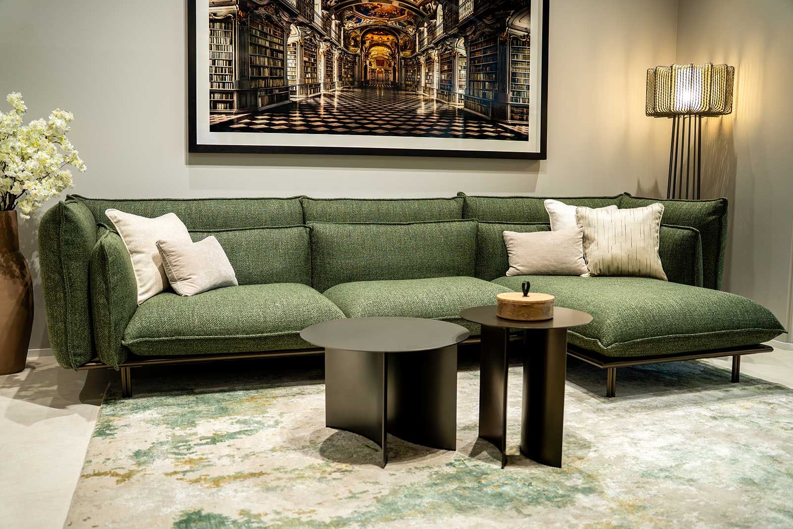 Der Flou Flagship Store Schweiz bei Imperial Interiors stellt Sofas und Wohnlösungen aus Italien vor – mit den Designs der angesehnsten zeitgenössischen Designerinnen und Designer. Aus dem neuesten Sofakonzept «A2» sprechen Leichtigkeit und Eleganz.