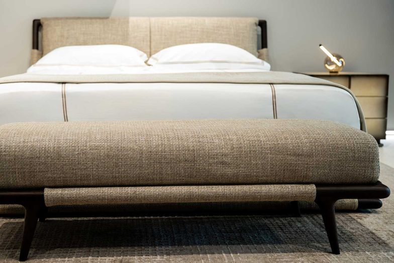 Die Struktur aus gebogenem Holz ist das Ergebnis hochwertiger Handarbeit und verbindet sich mit dem weichen Stoffbezug zu einem Traumbett: «Gaudi» von Flou.