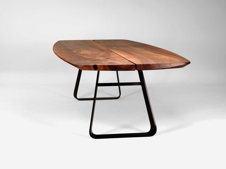 Mit speziell konzipierten Tischuntergestellen wird die Tischplatte konfektioniert. Tisch «Cuba».