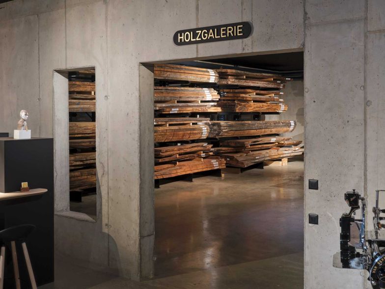 In der Holzgalerie lagern die Massivholzbretter, aus denen Tisch-Unikate entstehen.