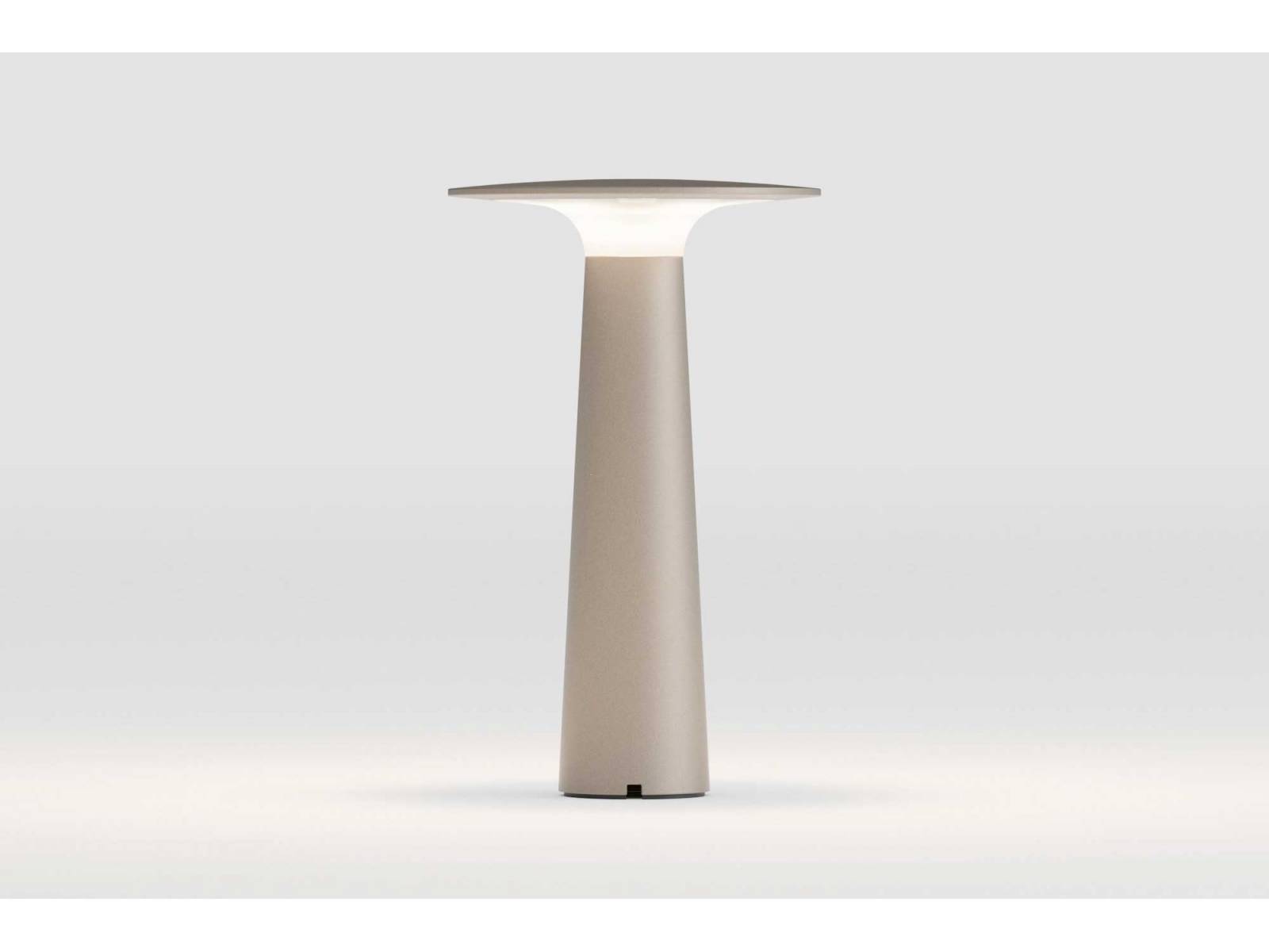 «Lix» von IP44 präsentiert sich leicht kegelförmig mit einer blendfreien und dimmbaren LED-Lichtquelle, die wie ein flacher Hut aufsitzt. In vier Lackierungen auch bei Tageslicht ein Hingucker. Design: Klaus Nolting. LICHTTEAM.