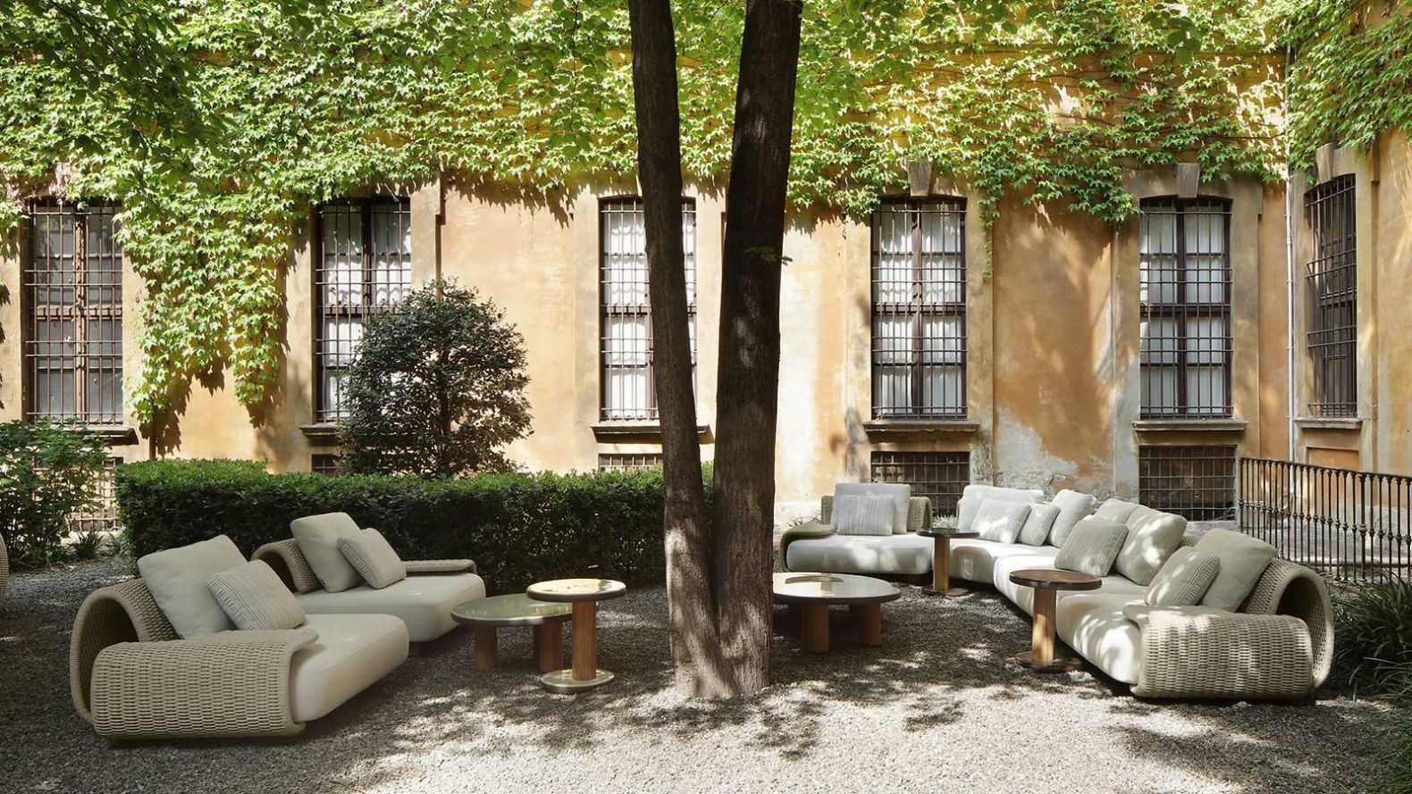 Wie eine schützende Muschelschale umhüllt die handgeflochtene Seilstruktur die modulare Sofalandschaft «Shore» von Jean-Marie Massaud und Emmanuel Gallina. In hellen Farbtönen kam sie im Innenhof des Palazzo Clerici vor der Kulisse «Multitude» des Mailänder Duos Studioutte besonders zur Geltung und ­entfaltete jene Ruhe und Geborgenheit, die ein Outdoorsofa auszeichnet. poliform.it 