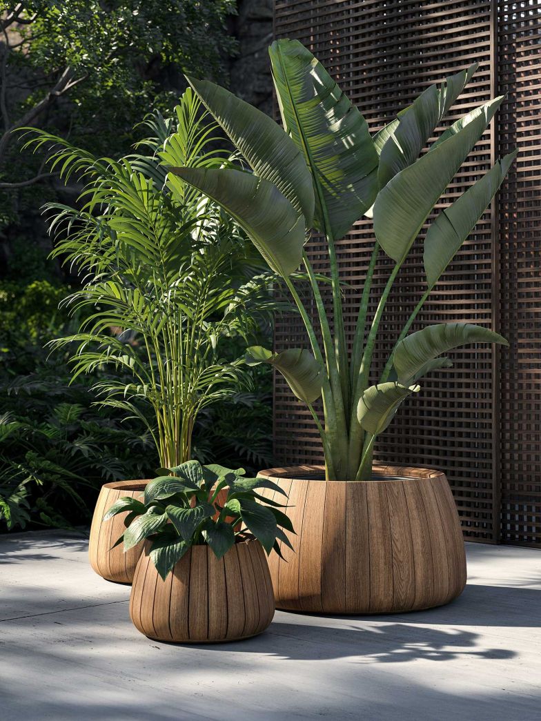 Was wäre ein Outdoorbereich ohne Grün? Die Teakholz-­Pflanzenkübel «Bariq» setzen Pflanzen, einzeln oder in ­Arrangements, minimalistisch in Szene und verbinden eine klare Formensprache mit Alltagstauglichkeit. In drei Grössen erhältlich. royalbotania.com
