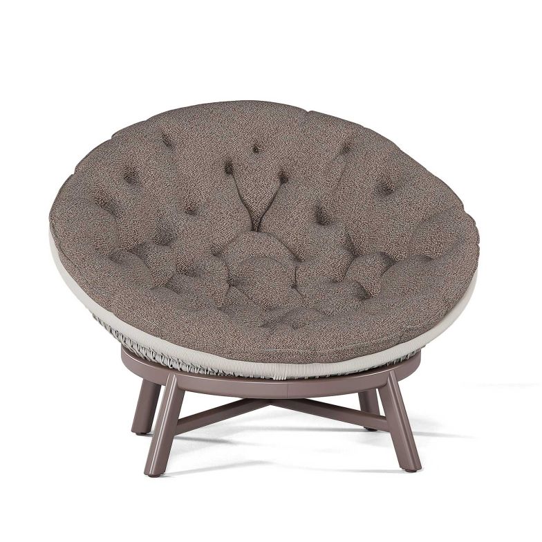Die traditionellen «Papasan»-Chairs aus einer jahrhundertealten ostasiatischen Kultur inspirierten Designer Robin ­Hapelt schon 2023 zur Outdoor-Linie «Sandua». Die Lounge-Chairs mit der opulenten, weich gepolsterten Sitzschale sind nun mit Aluminiumgestell erhältlich. manutti.com