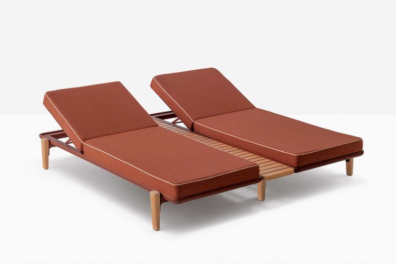 Leichtfüssig und bodenständig zugleich steht das Daybed «Fibra» von Studio Amdl Circle für eine besondere Form der Gemütlichkeit – mit Teakholzgestell, komfortabler Auflage und verstellbarer Sitzlehne. Als Einzel- oder Doppelliege erhältlich. pedrali.it