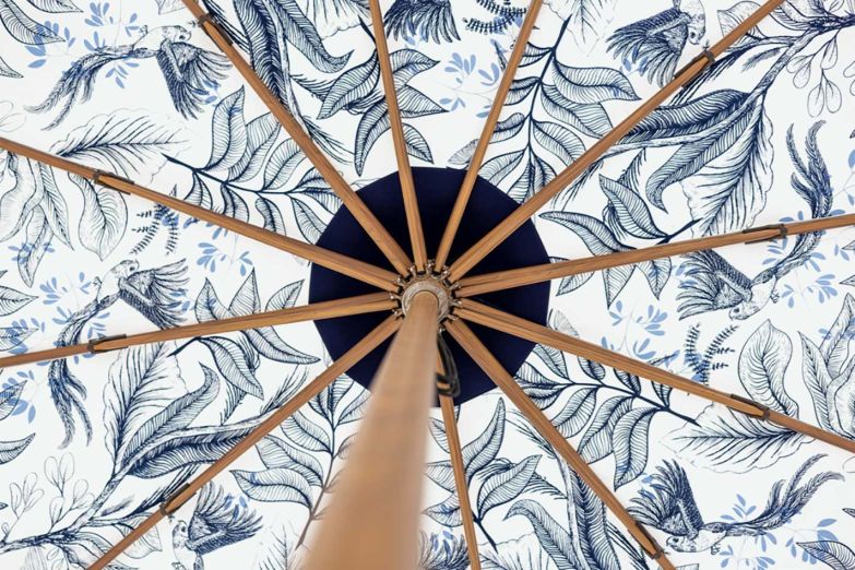Die «Softscapes»-Kollektion nutzt Muster als prägendes Gestaltungselement, variabel in Farbe und Anordnung, und verleiht jedem Sonnenschirm visuelle Tiefe, auch im Blick nach oben. tuuci.com