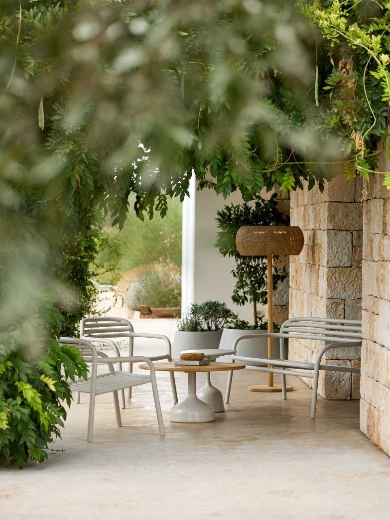 Bei der Kollektion «Bliss» von Foersom & Hiort-Lorenzen MDD verbindet sich minimalistisches Aluminiumdesign mit hohem Sitzkomfort. In natürlichen Farbtönen fügen sich die Möbel in jeden Aussenbereich ein und sind nun auch als Loungesessel erhältlich. cane-line.ch