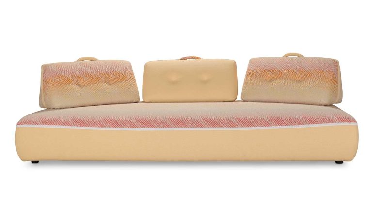 Verstellbare Rückenlehnen, frei auf den grosszügigen Bänken positionierbar, machen «Formentera» von Philippe Bouix zu einem flexiblen Outdoormöbel. Mit Bezügen aus ikonischen Missoni-Stoffen bringt es sommerliche ­Leichtigkeit ins Spiel. ­roche-bobois.com 