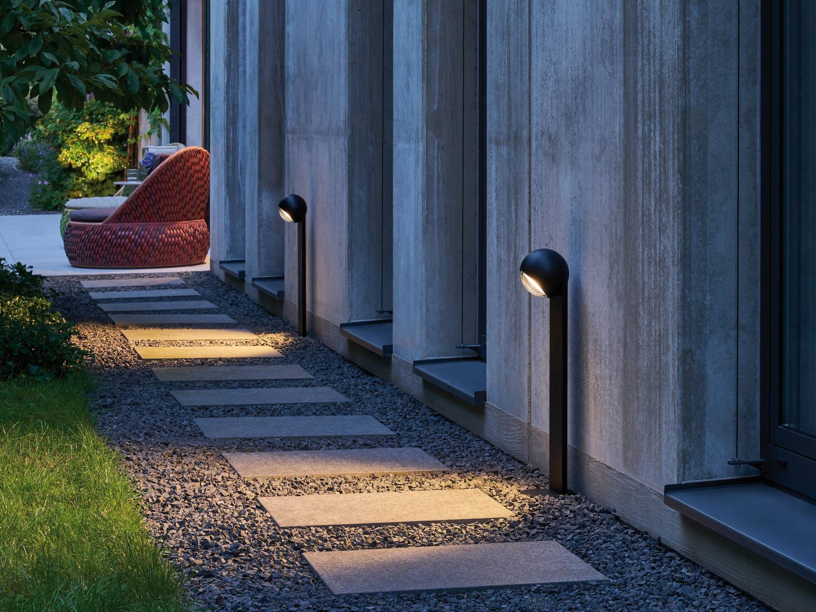 Als unaufdringliche und stilvolle Orientierungshilfe im Dunkeln erweist sich «Sito palo», eine elegante Pollerleuchte, deren Kopf um 45 Grad schwenkbar ist und dank innenliegender Linsen eine optimale Lichtverteilung bietet. In Schwarz und Weiss matt, sowie Weiss glänzend. Occhio.