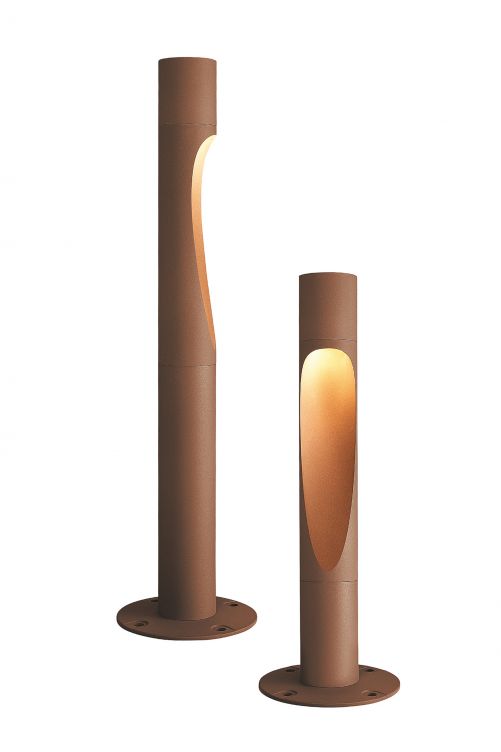 Stimmungsvoll wird es ab Einbruch der Dunkelheit mit «Flindt». Das Licht strahlt blendfrei und asymmetrisch nach unten ab, wobei ein natürliches Muster auf der Oberfläche der Pollerleuchte entsteht. Design: Christian Flindt. Louis Poulsen.