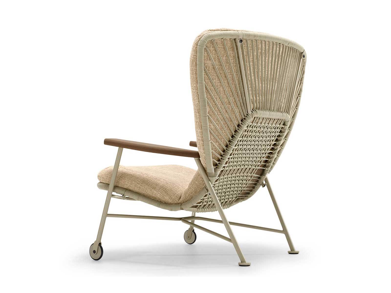 «Shinzo» kann bereits als junger Klassiker bezeichnet werden. Als «Shinzo Hybrid» erobert der Lounge Chair von Eoos nun auch den Aussenbereich, wo er ebenso zu Hause ist wie drinnen. Auf Rollen wechselt er mühelos zwischen beiden Welten. WALTER KNOLL.