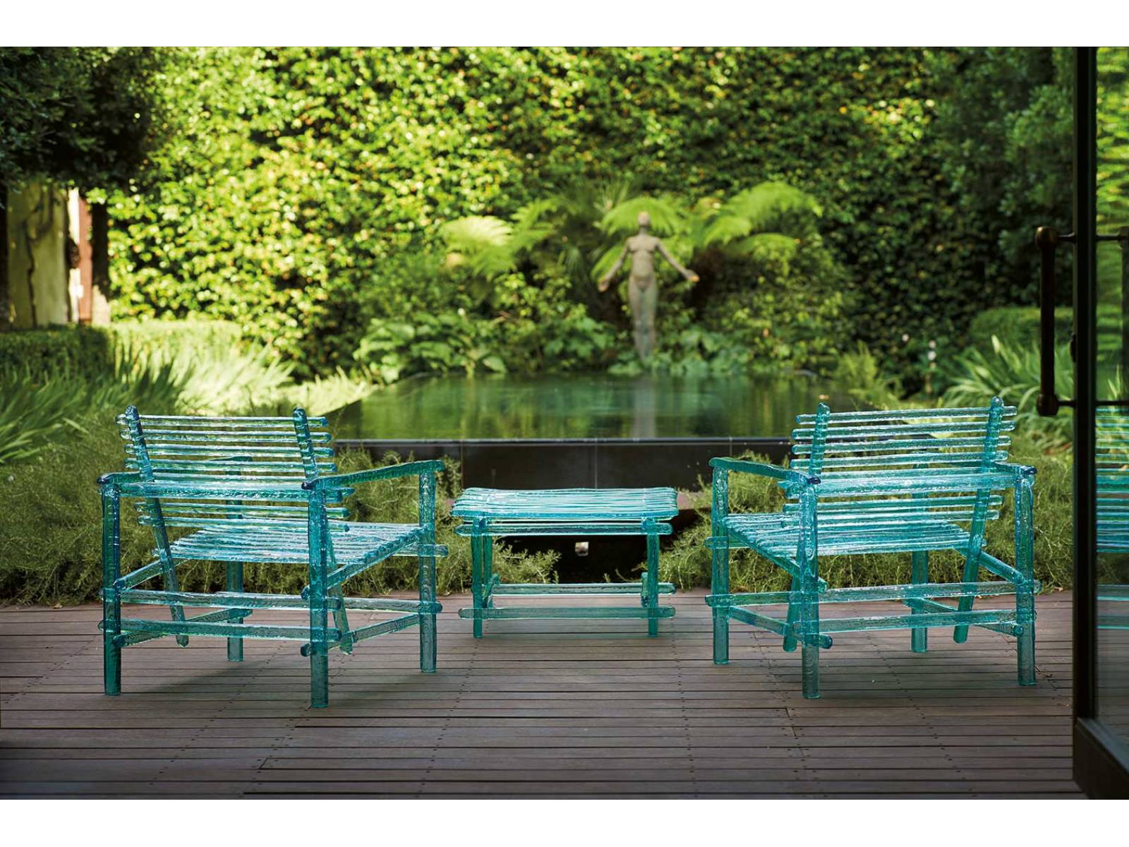«A'mare» heisst Jacopo Fogginis Outdoor-Kollektion aus Polycarbonat. Der Name setzt sich aus «Amare», italienisch für lieben, und «Mare», dem Meer, zusammen. Wo der Designer seine Inspiration hernahm, ist damit kristallklar. EDRA.