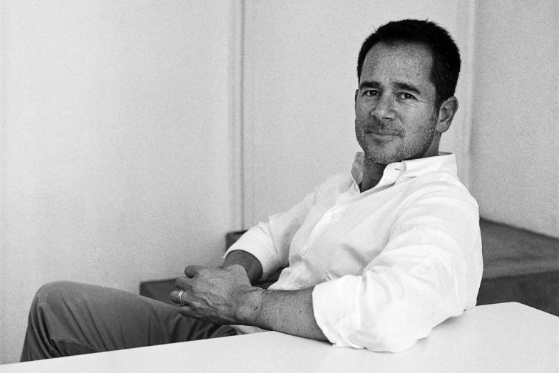 Der gebürtige Malteser Gordon Guillaumier arbeitete zu Beginn seiner Karriere unter anderem als Senior Designer bei Rodolfo Dordoni. 2002 gründete er in Mailand das Studio Gordon Guillaumier, ein multidisziplinäres Designstudio, das sich auf Produktdesign, Innenräume, Architektur, Messestände und Beratung konzentriert. Die Zusammenarbeit mit Roda begann vor 15 Jahren.
