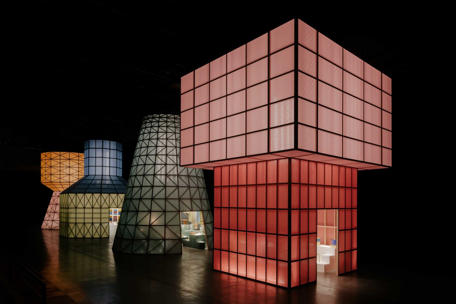 Hermès Maison präsentierte seine neue Kollektion 2022 in der Sporthalle «La Pelota» in einer Szenographie von Charlotte Perelmann, der künstlerischen Co-Leiterin von Hermès Maison. Die vier imposanten Strukturen aus Holz und eingefärbtem, transluzentem Papier waren inspiriert von alten Wassertürmen der 1960er-Jahre und erinnerten mit ihrer lichtdurchfluteten Strahlkraft an überdimensionale Papierleuchten. Foto: Maxime Verret. hermes.com