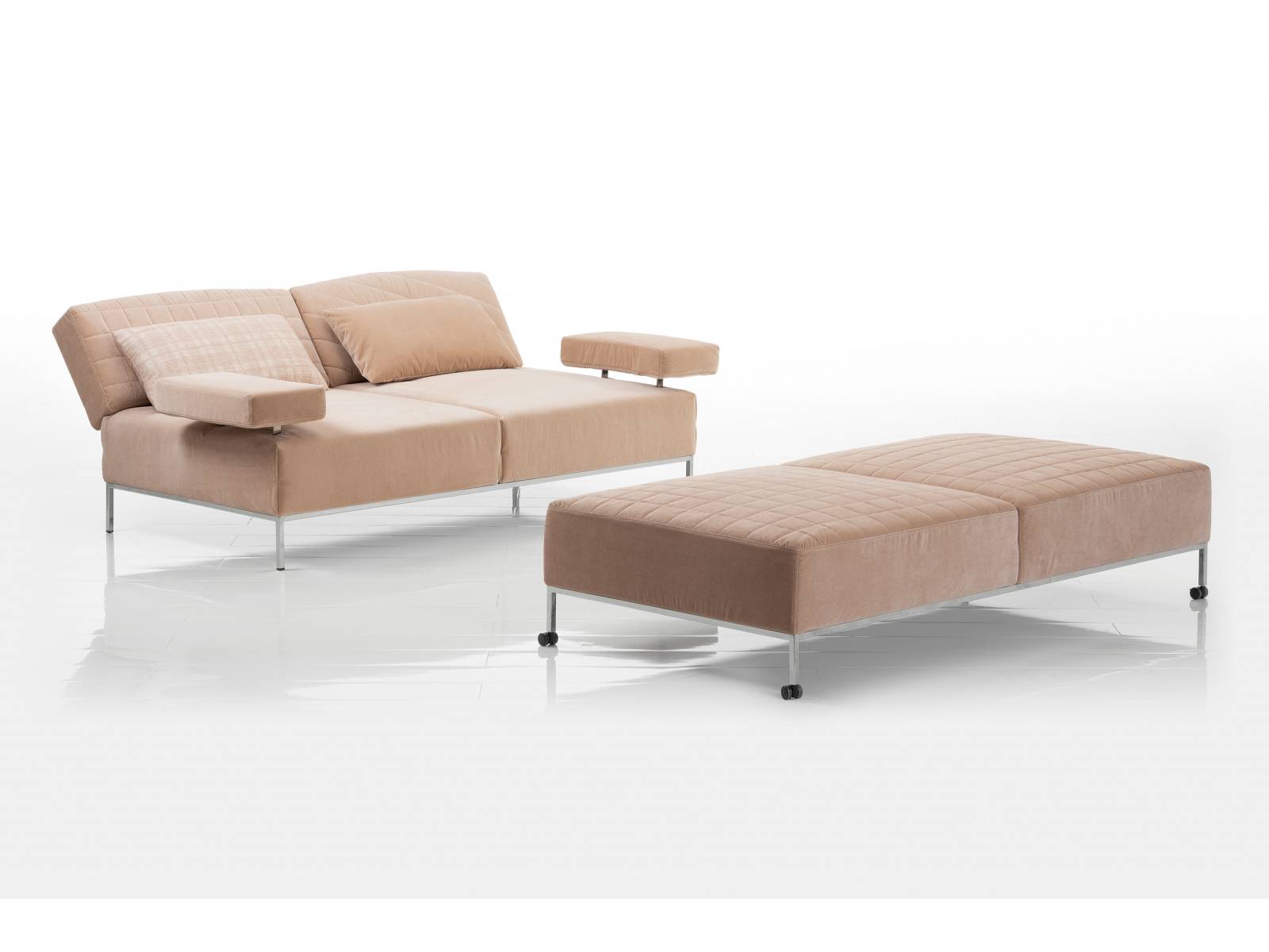 «Airy» ist die Antwort auf die Frage nach dem Sofa als Alleskönner. Um das Grundelement, das sich in seinen Massen an der Grösse eines Bettes orientiert, gruppieren sich vier bewegliche Arm- und Rückenteile. Sie lassen sich von der Waagerechten stufenlos in entspannende Schräglagen bis in die Vertikale verstellen. Brühl.