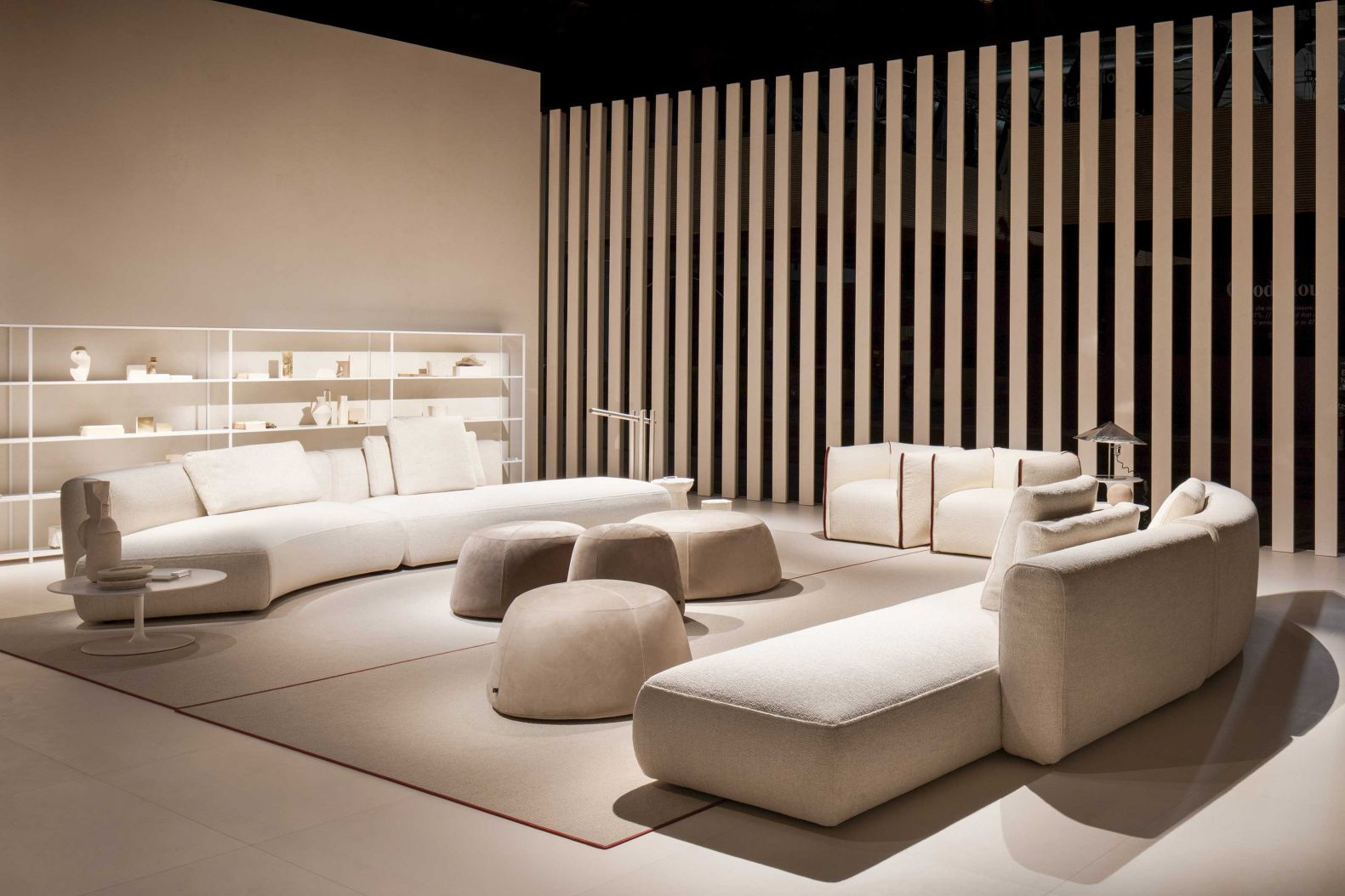 «Cosy Curve» heisst das neue Sofa von MDF Italia und hält, was sein Name verspricht. Der italienische Hersteller präsentierte in diesem Jahr mehrere Designs, die die alte Strenge zugunsten runder, organischerer Formen nicht vermissen liessen. Design: Francesco Rota. mdfitalia.com