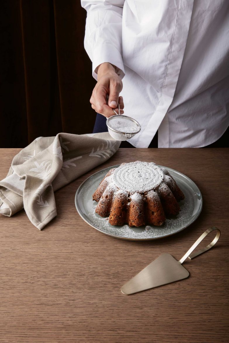 Der Edelstahl-Tortenheber aus der Serie «Fein» passt dank seines schlichten, klassischen Designs bestens zu den unterschiedlichsten Tischdekorationen – und hält sich dezent im Hintergrund, um Torte oder Kuchen die Rolle als Eyecatcher zu überlassen. FERMLIVING.DE