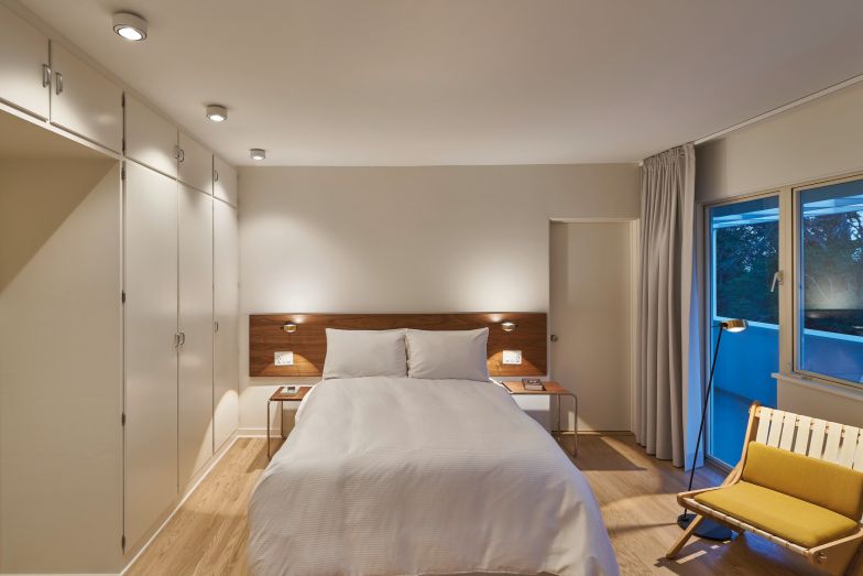 Die Leuchte «Sento letto» lässt sich über »touchless control« mit einfachen Gesten schalten und dimmen. Ochhio.