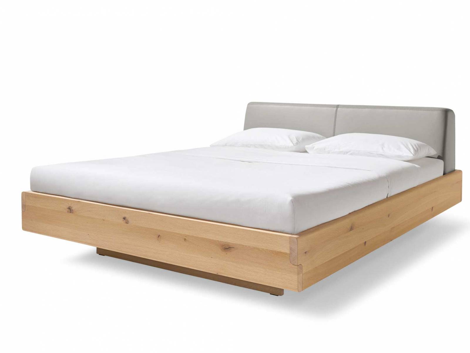Das massive Holzbett «Nox» von Jakob Strobel gibt es neu mit einem Lederkopfteil in hellem Grau. Der Farbton erweitert das umfangreiche Ledersortiment des Unternehmens und somit auch die Auswahl an Farbtönen für das gepolsterte Kopfhaupt. TEAM 7.