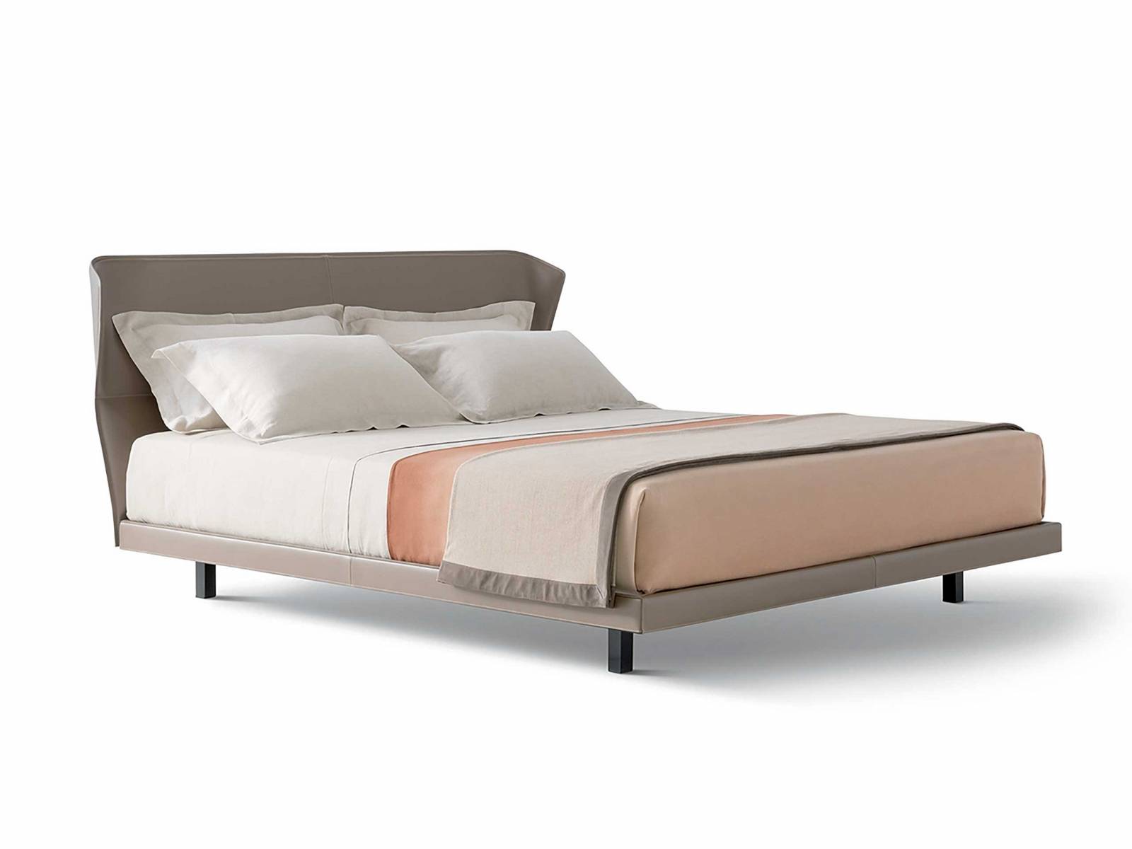 Zeitlos elegant präsentiert sich das Bett «Azul» von Nicola Gallizia dank feinster Details und einer klaren Linienführung. Hauptaugenmerk liegt dabei auf dem Kopfteil, das entweder mit Leder oder Stoff bezogen einen jeweils ganz eigenen Charakter annimmt. Molteni & C.