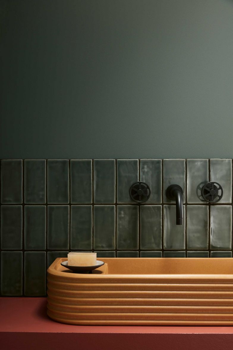 Fliese oder Farbe, das war einmal die Frage. Neu vereint die «Bert & May x Little Greene»- Kollektion acht Farbklassiker des britischen Farbherstellers auf zwei charakteristischen Fliesen der Manufaktur. So ist der Grünton «Livid» als weiches, kalkhaltiges Zementquadrat oder als glänzend glasierte Fischgrät-Fliese aus Ton erhältlich. LITTLEGREENE.COM