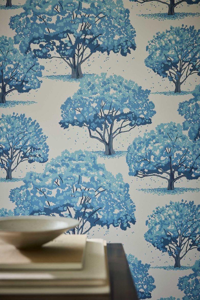 In der Kollektion «In the Garden» stehen die stilisierten Magnolien von «Magnolia Blossom»  als runde Kronen dicht an dicht, inspiriert von alten Bäumen in den Gärten des National Trust. littlegreene.de