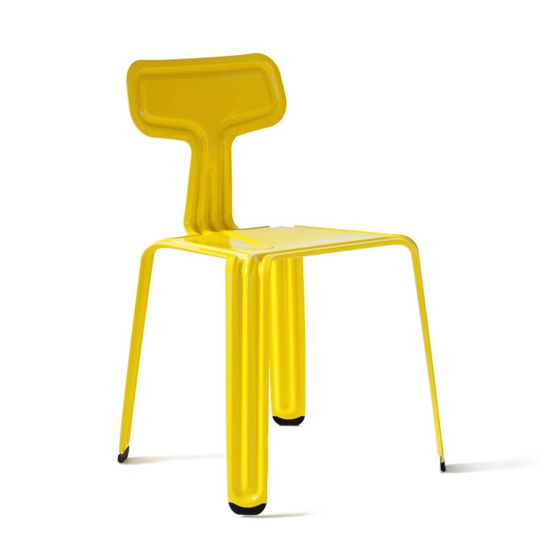 Für den «Pressed Chair» von Harry Thaler wird ein 2.5 mm dünnes Aluminiumblech durch einen Pressvorgang in einen tragfähigen Stuhl verwandelt. moormann.de