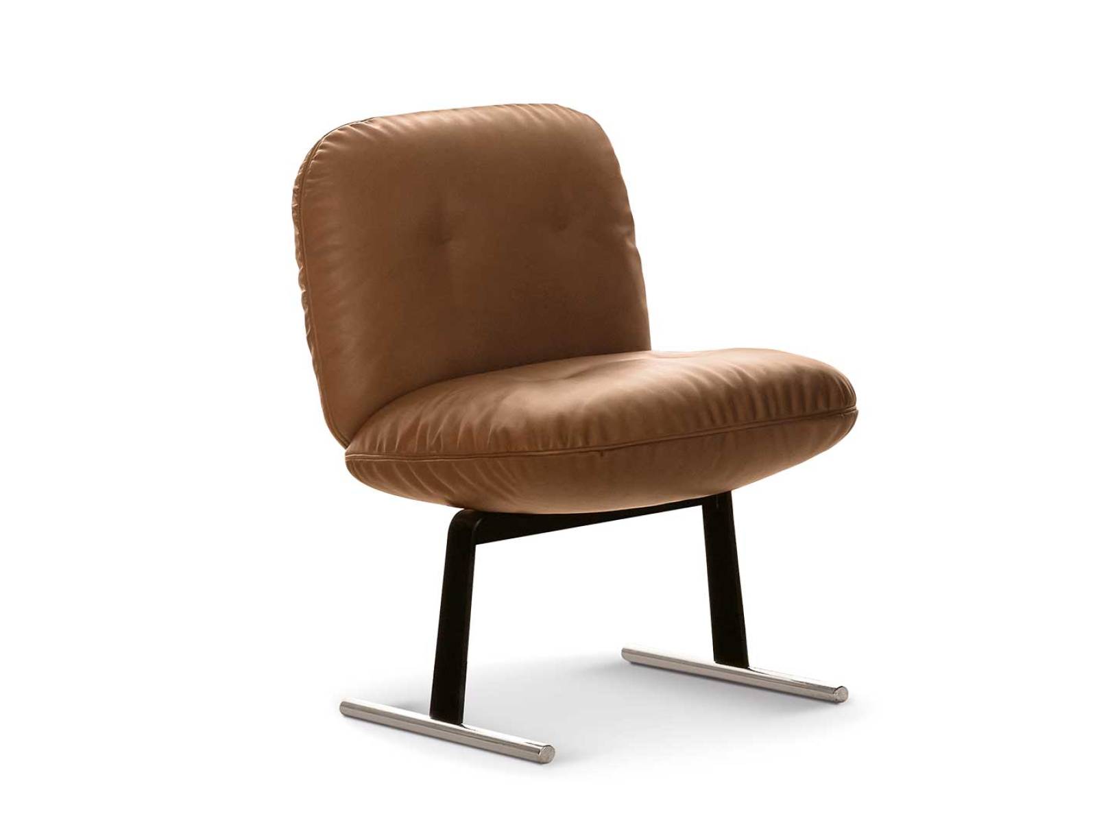 Weich geschichtete Polster, präzise Nähte und ein skulpturaler Metallsockel machen «Libra» von Giampiero Tagliaferri zu einem eleganten Gleichgewicht aus Anklängen der 70er-Jahre und zeitgenössischem Komfort. MINOTTI.