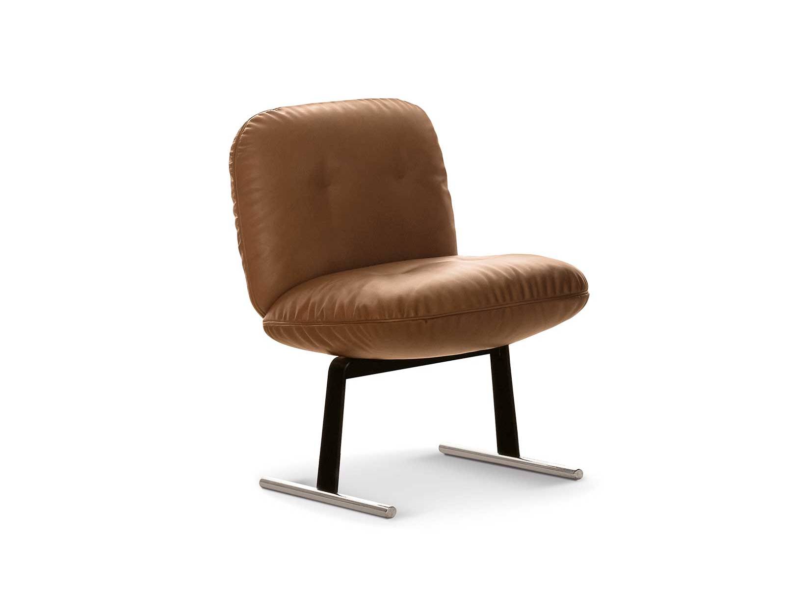 Weich geschichtete Polster, präzise Nähte und ein skulpturaler Metallsockel machen «Libra» von Giampiero Tagliaferri zu einem eleganten Gleichgewicht aus Anklängen der 70er-Jahre und zeitgenössischem Komfort. MINOTTI.
