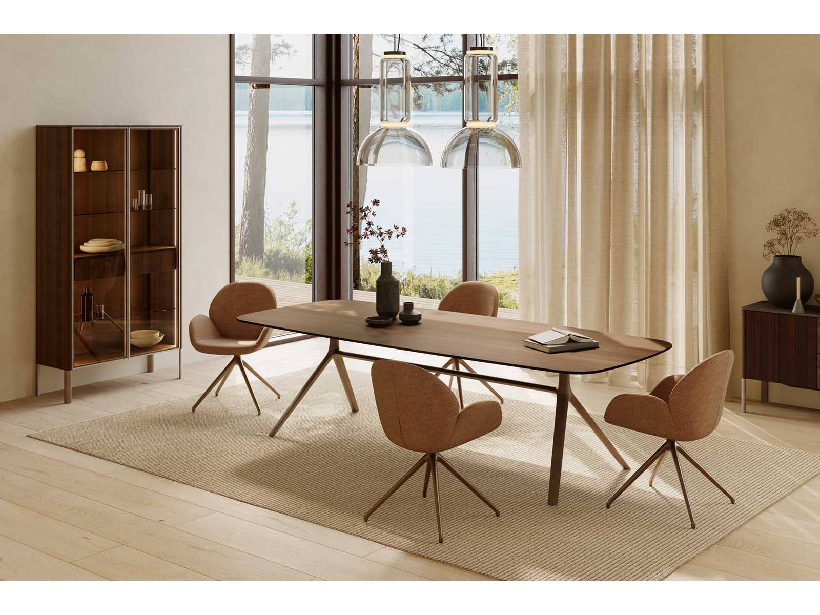 Das Herzstück der Kollektion «Nya» bilden Tisch und Stühle der Berliner Designerin Stephanie Jasny. Ihren Entwürfen liegen Bilder aus der Natur zugrunde, etwa eine sich verzweigende Astgabel oder das fächerartige Blatt eines Ginkgos. TEAM7.